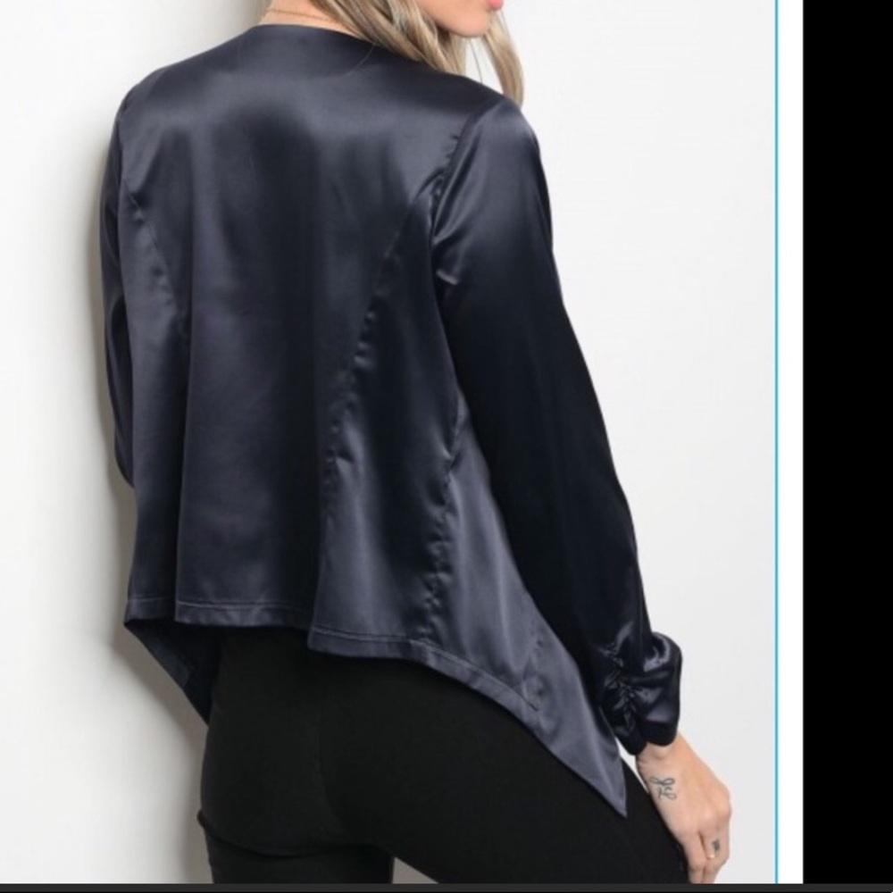 Satiny navy blue cropped high low blazer - Picture 3 of 8